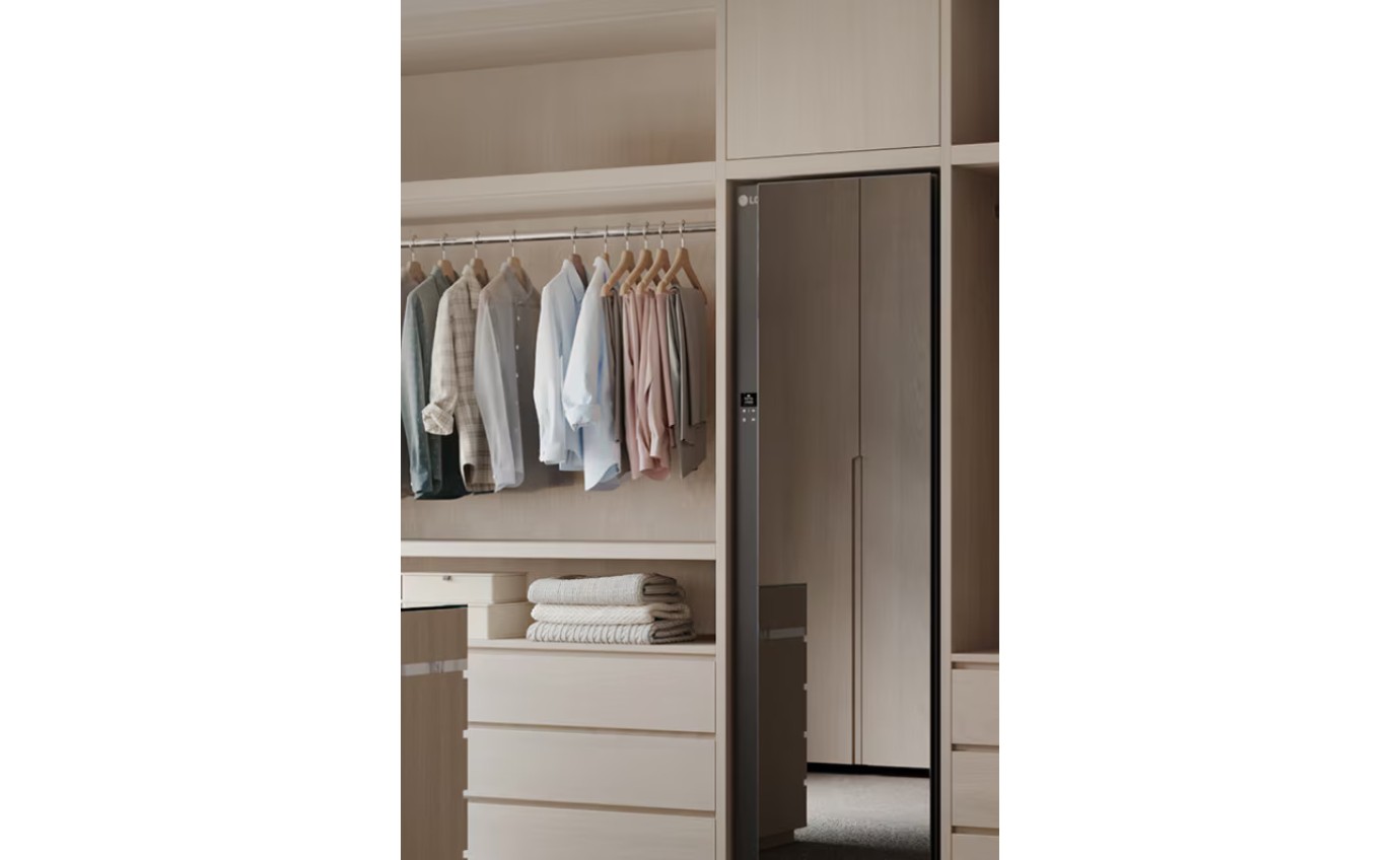 LG 5 Garment TrueSteam&trade; Styler with Built-in HandySteamer&trade; (Black) SC5MBH