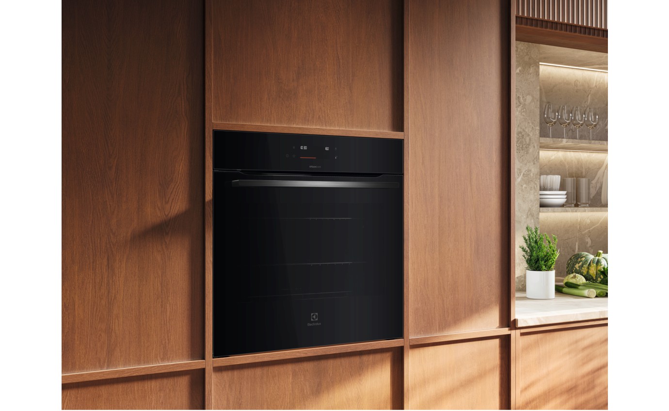 Electrolux 60cm 600 Series Pyrolytic Oven with SteamBake and Food Probe (Black) EVEP6616DF