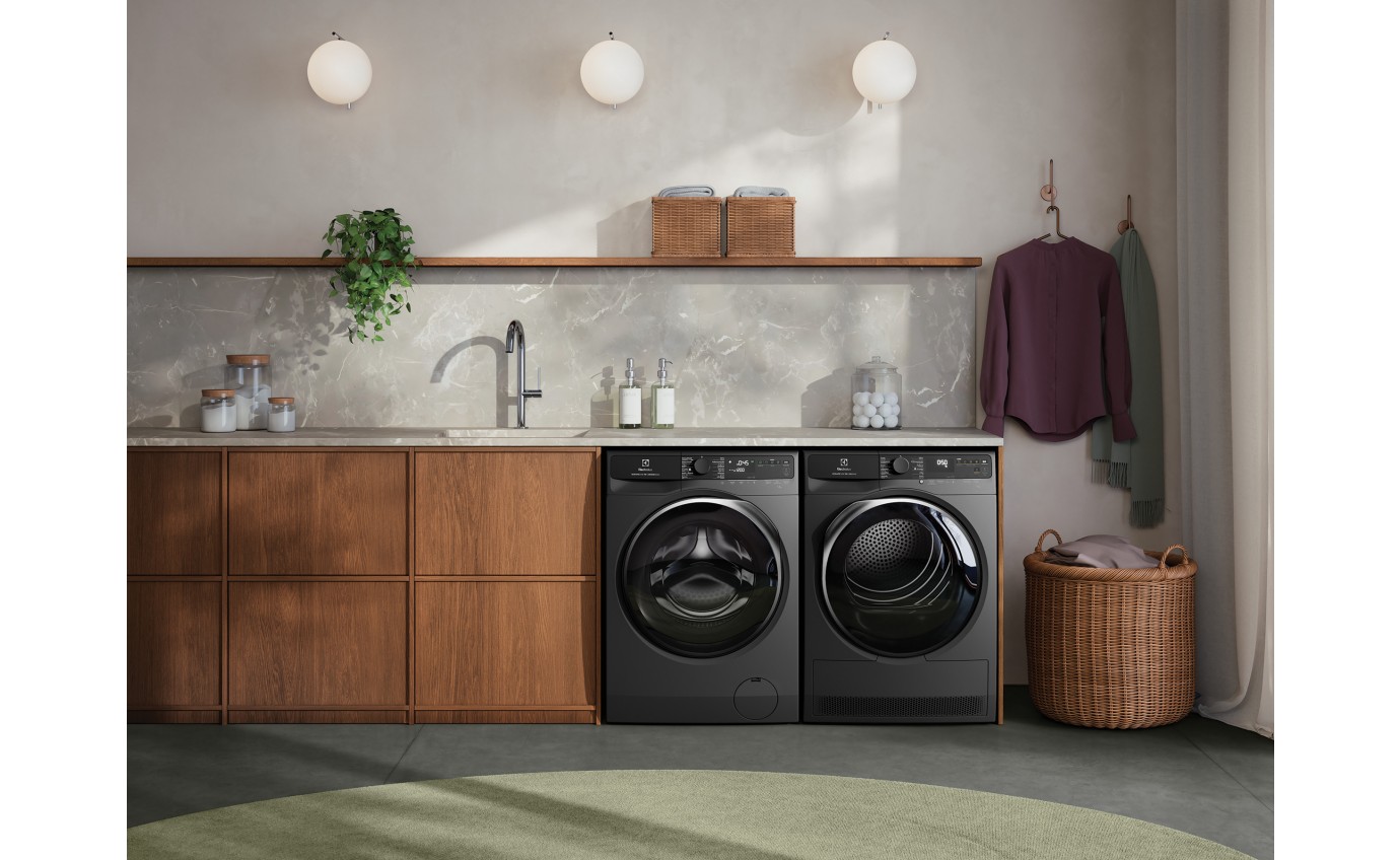 Electrolux 9kg UltimateCare 700 Heat Pump Dryer with 3D Sense (Dark Onyx) EDH903R7SC