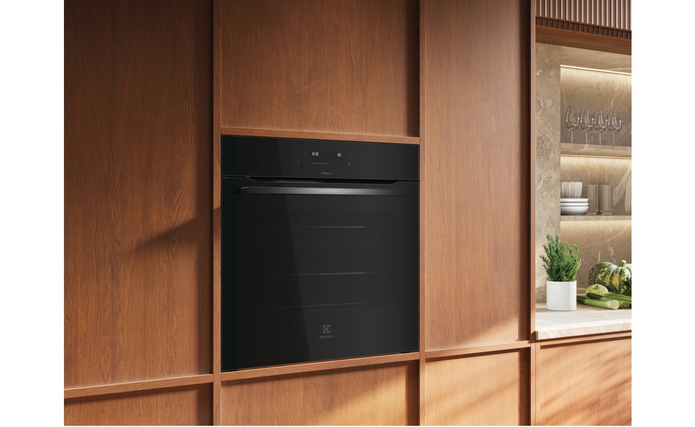 Electrolux 60cm 500 Series Pyrolytic Oven with SteamBake (Black) EVEP6615DF