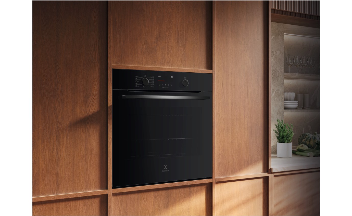 Electrolux 60cm 600 Series Pyrolytic Oven with SteamBake (Black) EVEP6515DF